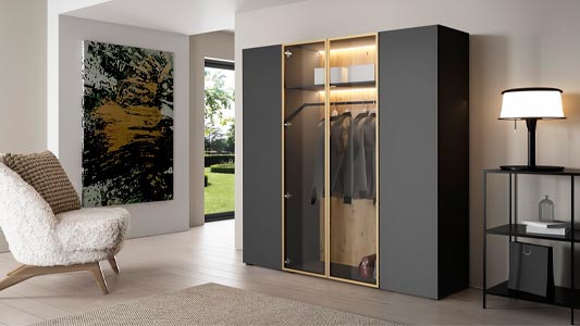 Antracitová, smaragdová nebo kobaltová? Trendy barvy v nábytku a interiérovém designu.