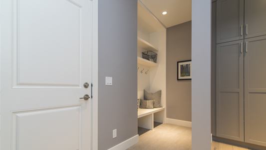 Co může nahradit tradiční šatní skříň? Praktická řešení.